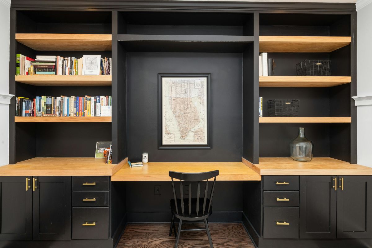Built‑In Shelves and Desk Space